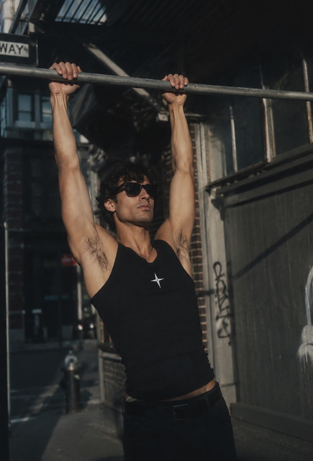 Traction en street workout avec le débardeur fitness LLTK